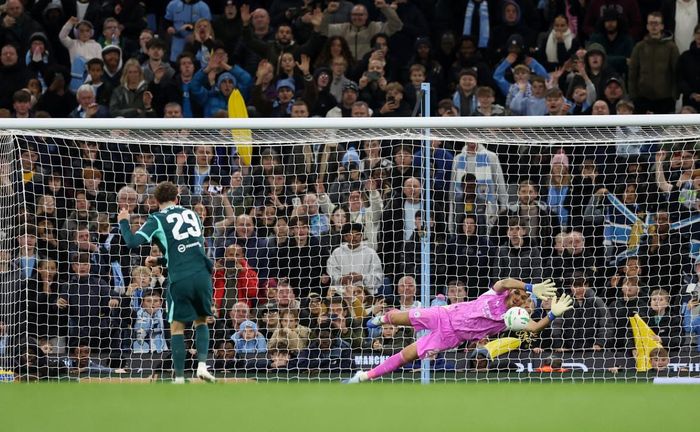 Thủ môn Rulli xuất sắc cản phá 2 cú đá của Ayari và Dunk giúp Man City thắng penalty 4-3