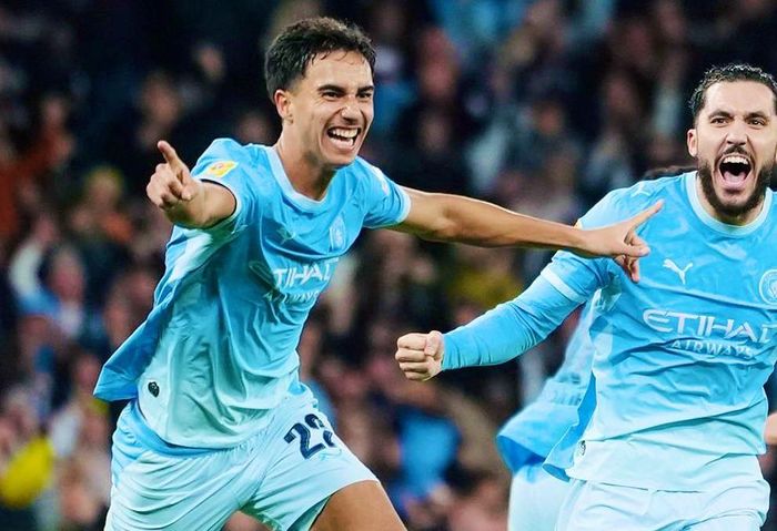 Phút 72, Cherki đá phạt, bóng chạm chân Reis đổi hướng bay vào lưới san hòa 2-2