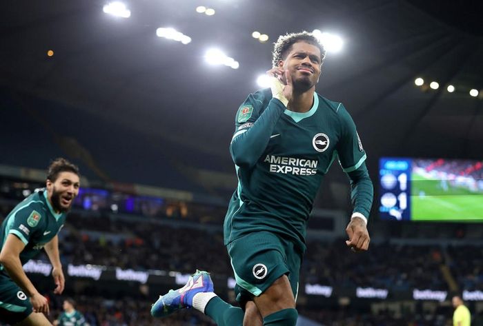 Ngay đầu hiệp hai, Rutter nâng tỷ số lên 2-1 cho đội khách