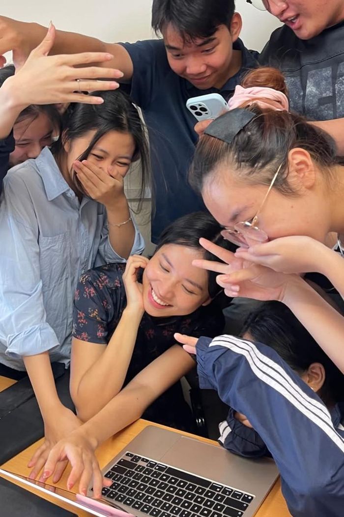 Giảng viên Nhung Trần hòa đồng cùng các sinh viên.