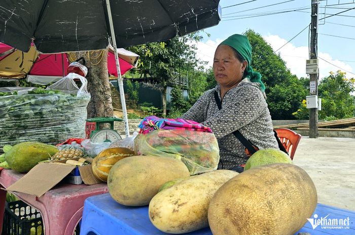 Bà Ké bán sản vật địa phương để có thêm thu nhập. Ảnh: Lê Dương
