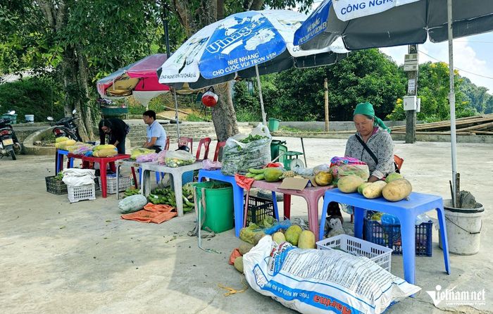 Những điểm bán hàng đơn sơ nhưng được rất nhiều du khách ghé mua. Ảnh: Lê Dương