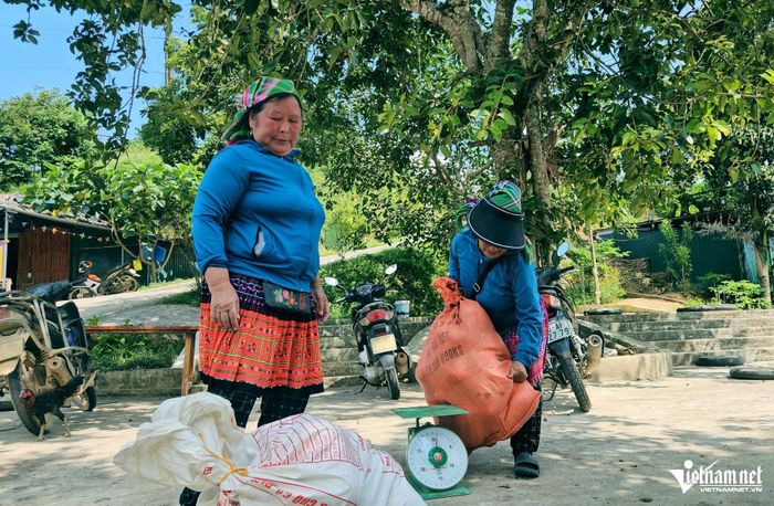 Người dân mang sản vật đến bán tại Cổng trời. Ảnh: Lê Dương