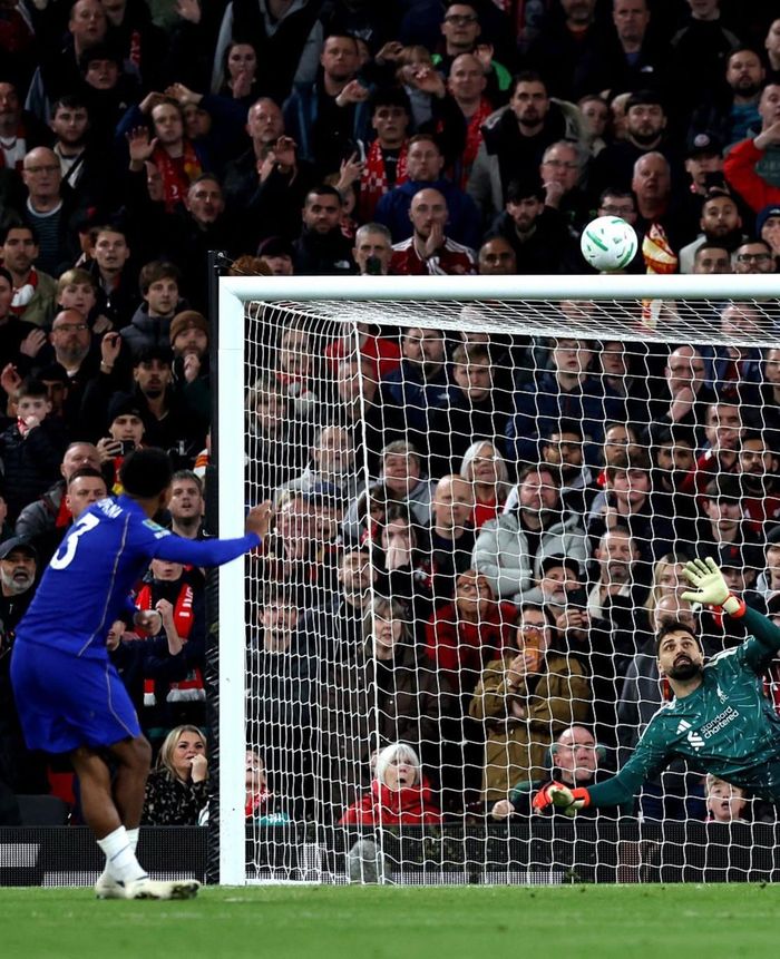 Trong loạt đấu súng cân não, Fofana đá hỏng quả quyết định, dâng tấm vé cho Liverpool