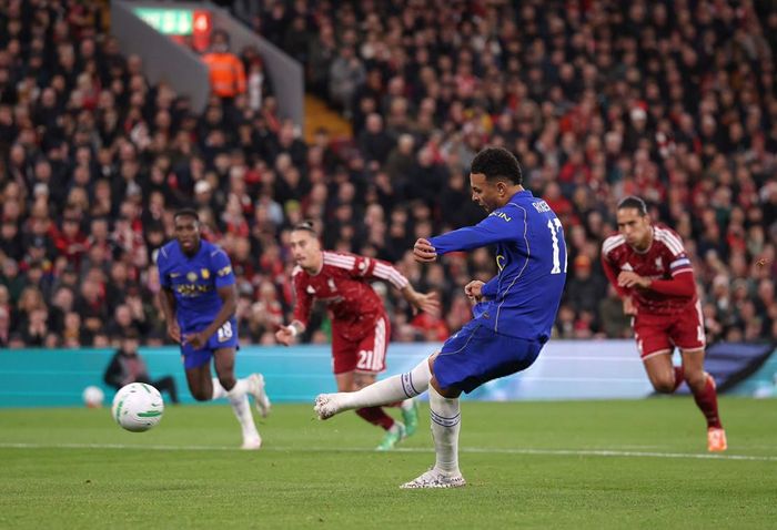 Phút 40, Rogers mở tỷ số cho Chelsea trên chấm penalty