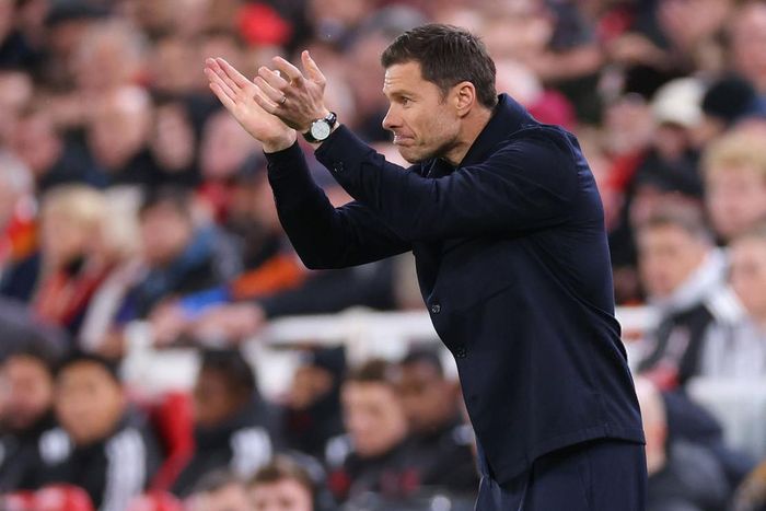HLV Xabi Alonso chỉ đạo học trò ngoài đường biên