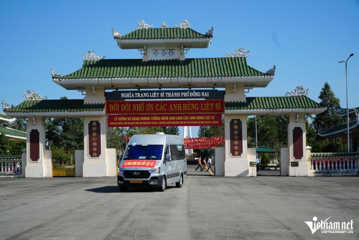 Xe đón hài cốt liệt sĩ Đào Văn Hải từ Nghĩa trang liệt sĩ TP Đồng Nai về quê Hưng Yên. Ảnh: Hoàng Anh
