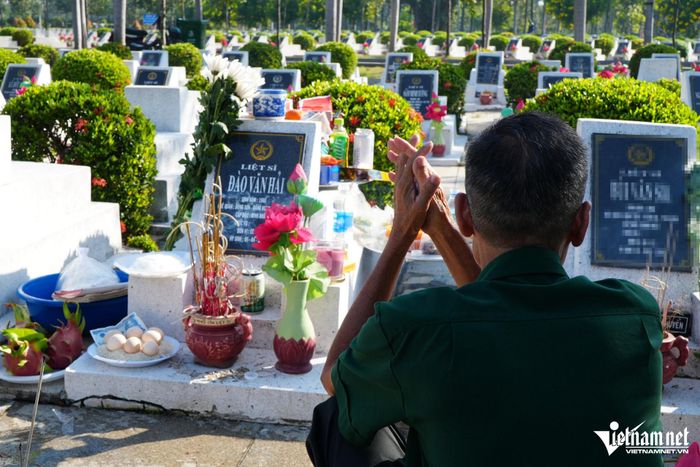 Ông Đào Văn Trường, anh trai liệt sĩ, xúc động bên phần mộ liệt sĩ Đào Văn Hải. Ảnh: Hoàng Anh