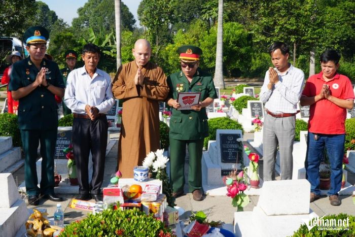 Hội hỗ trợ gia đình liệt sĩ TP Đồng Nai tổ chức lễ cất bốc và tiễn đưa hài cốt liệt sĩ Đào Văn Hải. Ảnh: Hoàng Anh