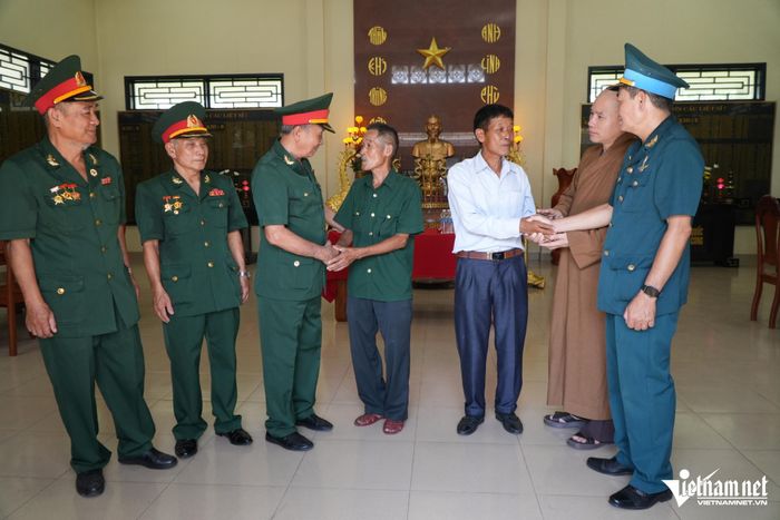 Ông Đào Văn Dân (áo trắng) cùng anh trai cảm ơn Hội hỗ trợ gia đình liệt sĩ TP Đồng Nai. Ảnh: Hoàng Anh