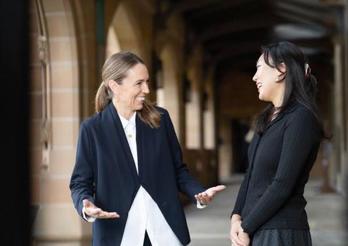 Cựu Thủ tướng New Zealand Jacinda Ardern và Ting-Jen Kuo, học viên chương trình thạc sĩ khoa học chuyên ngành nghiên cứu phát triển bền vững tại Đại học Sydney. Ảnh: Đại học Sydney