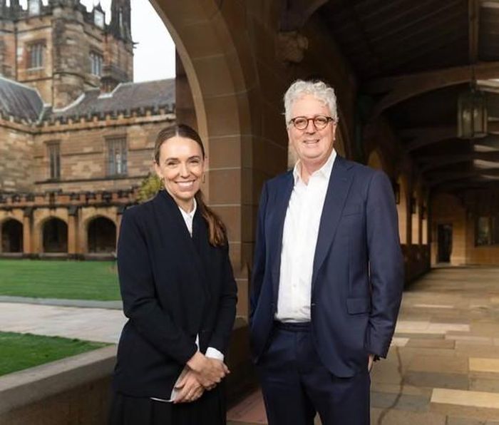 Cựu Thủ tướng New Zealand Jacinda Ardern (bên trái) chụp ảnh cùng Phó hiệu trưởng Đại học Sydney Mark Scott. Ảnh: Đại học Sydney