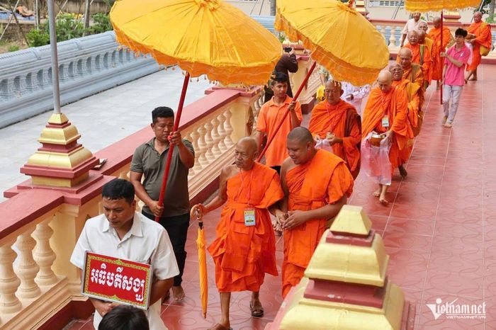 Cùng với Lễ dâng y Kathina, hoạt động đặt bát cúng dường 500 vị chư tăng là điểm nhấn của chương trình. Trong truyền thống Phật giáo Nam tông, đây là dịp để Phật tử thực hành hạnh bố thí, nuôi dưỡng lòng từ bi và gieo duyên lành thông qua việc cúng dường.