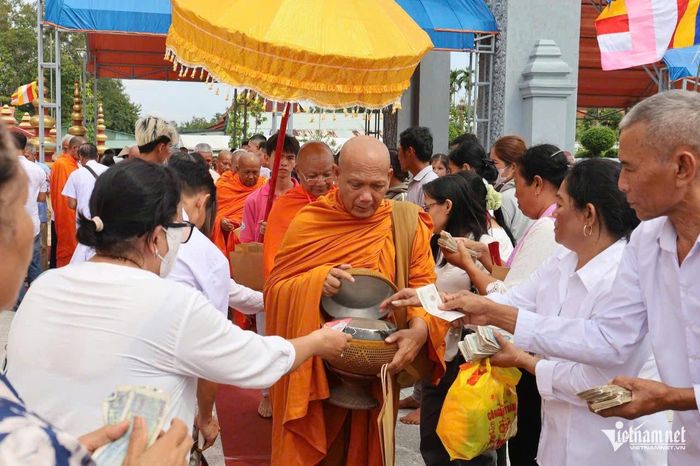 Giá trị của việc cúng dường không nằm ở vật phẩm nhiều hay ít, mà ở sự tự nguyện và tấm lòng thành kính. Qua đó, mỗi Phật tử hướng đến lối sống biết sẻ chia, làm việc thiện và thực hành những lời dạy của Đức Phật trong đời sống hằng ngày.