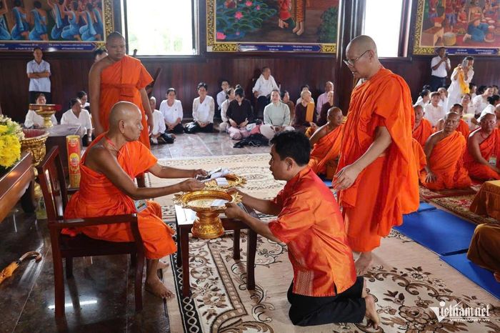 Hòa thượng Đào Như (ngồi ghế), Phó Chủ tịch Hội đồng Trị sự Giáo hội Phật giáo Việt Nam, Trưởng ban Trị sự Giáo hội Phật giáo Việt Nam TP. Cần Thơ, Viện trưởng Học viện Phật giáo Nam tông Khmer nhận vật phẩm Phật tử dâng lên chư tăng.