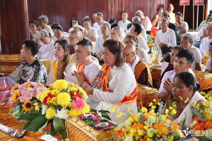 Chị Trần Thị Bích Liên (người cầm giấy, ngụ tại TPHCM) không giấu được sự vui mừng chia sẻ: Bản thân thực hành theo Phật giáo Nam tông Khmer, năm nào chị cũng mong đợi đến dịp này để về Cần Thơ dự lễ.