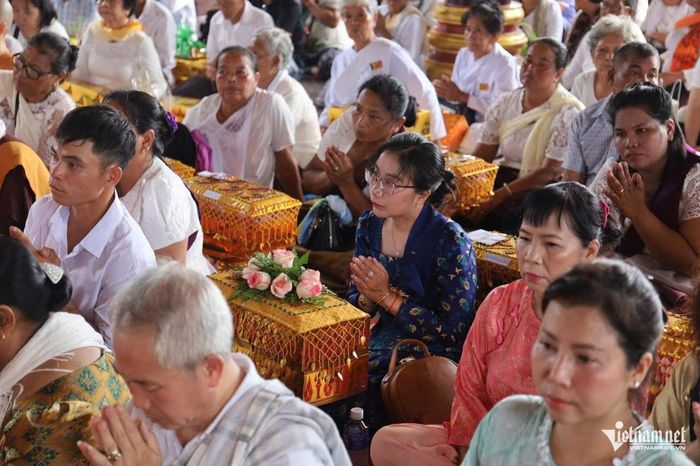 Nhiều Phật tử các dân tộc đến từ nhiều tỉnh thành cũng về tham dự buổi lễ.