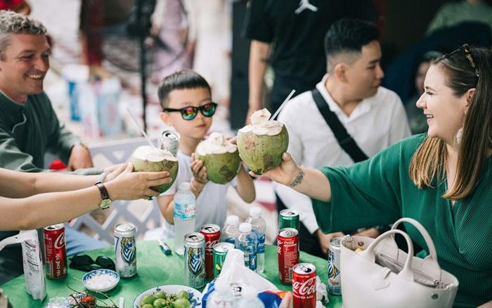 Cô dâu miền Tây bên chiếc cổng cưới tự làm. Quan khách uống nước dừa tươi lấy từ chính cổng cưới
