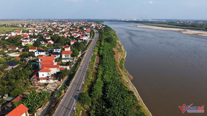 Toàn cảnh tuyến kè Bản Nguyên ven sông Thao. Ảnh: Đức Hoàng
