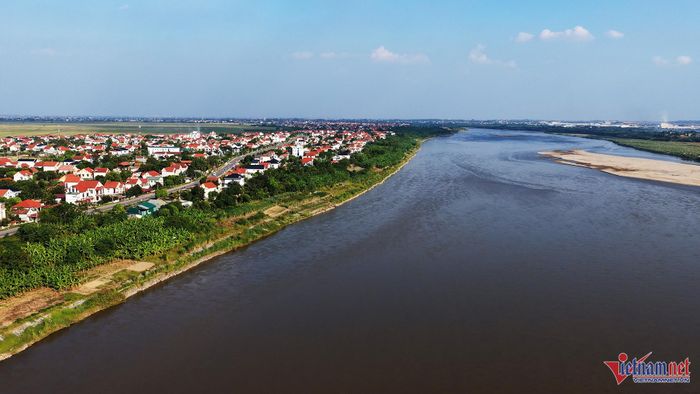 Phía trong kè là khu dân cư và tuyến đê ven sông. Ảnh: Đức Hoàng