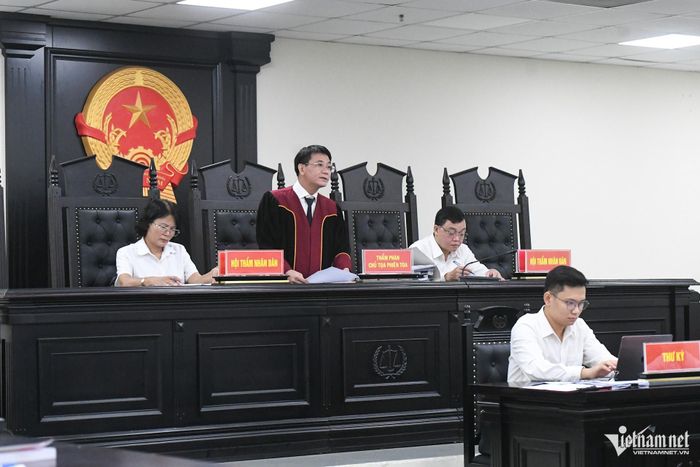Thẩm phán và Hội thẩm nhân dân tại phiên tòa.