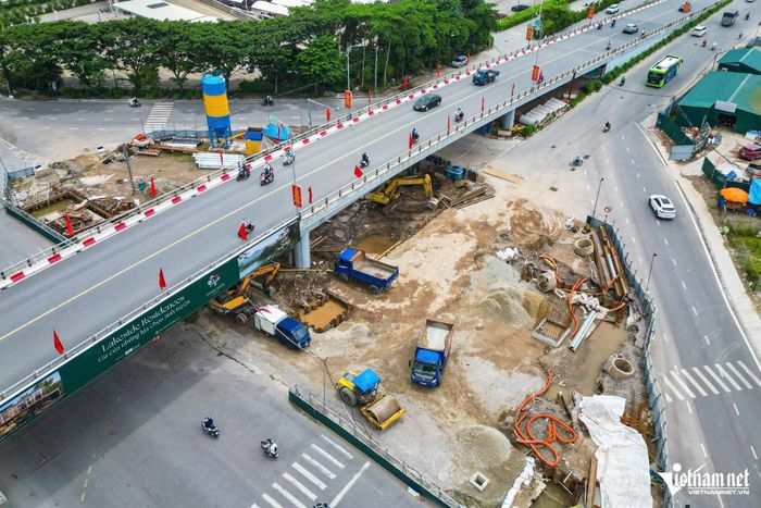 Đường Cổ Linh, phường Long Biên, sẽ được rào chắn một phần để phục vụ thi công dự án đường trên cao kết nối cao tốc Hà Nội - Hải Phòng. Ảnh: Kiều Oanh