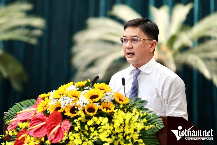 Phó Chủ tịch UBND TPHCM Nguyễn Mạnh Cường trình bày tờ trình về Quy hoạch tổng thể TPHCM thời kỳ 2025-2050, tầm nhìn 100 năm. Ảnh: Phước Sáng