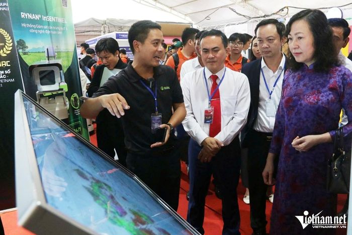 Lãnh đạo TP Đồng Nai tham qua gian hàng triễn lãm Techfest Đồng Nai 2025