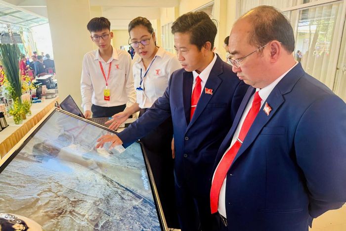 Các đại biểu TP Đồng Nai tham quan không gian số tại...