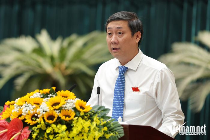 Trưởng ban Kinh tế - Ngân sách HĐND TPHCM Nguyễn Công Danh trình bày báo cáo thẩm tra các dự thảo nghị quyết. Ảnh: Phước Sáng