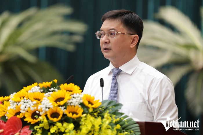 Phó Chủ tịch UBND TPHCM Nguyễn Mạnh Cường trình tờ trình nghị quyết về tuyển dụng công chức, viên chức thuộc phạm vi quản lý của thành phố. Ảnh: Phước Sáng