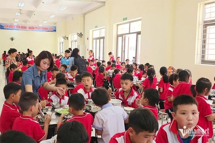 Bữa ăn bán trú của học sinh Trường Phổ thông nội trú Tiểu học và THCS Mẫu Sơn (Lạng Sơn)