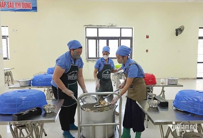 Chuẩn bị bữa ăn bán trú tại Trường Phổ thông nội trú Tiểu học và THCS Mẫu Sơn (Lạng Sơn)