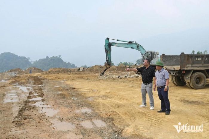 Ông Phùng Đình Long (bên phải) khẳng định đơn vị thi công sẽ nỗ lực bàn giao công trình đúng kế hoạch. Ảnh: Trọng Bảo