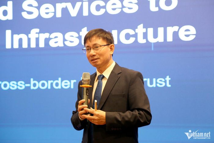 Ông Phạm Quốc Hoàn trình bày định hướng phát triển hạ tầng tin cậy số của Việt Nam. Ảnh: Phạm Công