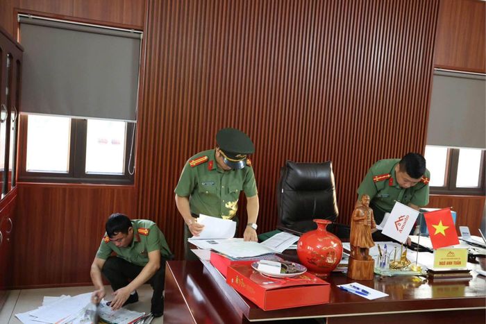 Cơ quan An ninh điều tra khám xét trụ sở Công ty AMADO tại KCN Tam Dương II, xã Tam Dương. Ảnh: CACC
