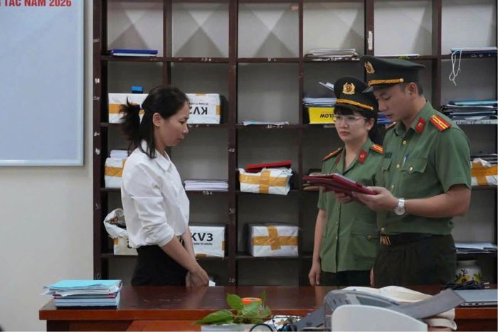 Cơ quan An ninh điều tra tống đạt quyết định tố tụng đối với Trần Huy Thức và Vũ Thị Tân. Ảnh: CACC