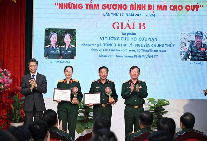 Trao giải cho các tác giả giành giải B.