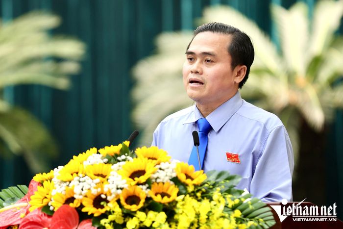 Ông Cao Thanh Bình, Trưởng Ban Văn hóa - Xã hội (HĐND TPHCM), báo cáo kết quả thẩm tra dự thảo. Ảnh: Phước Sáng