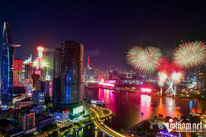 Bầu trời TPHCM bừng sáng với những chùm pháo hoa rực rỡ bên các tòa nhà biểu tượng dịp lễ Quốc khánh 2/9 vừa qua. Ảnh: Nguyễn Huế