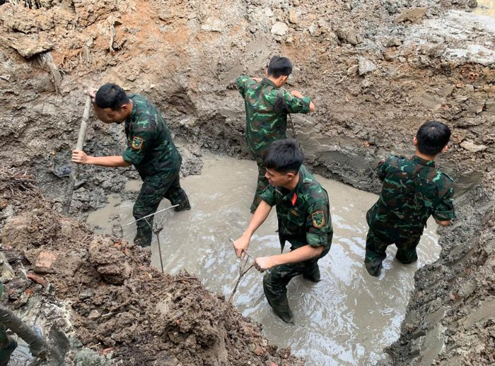 Lực lượng chức năng tìm thấy ba bộ hài cốt liệt sĩ. Ảnh: Ký Long