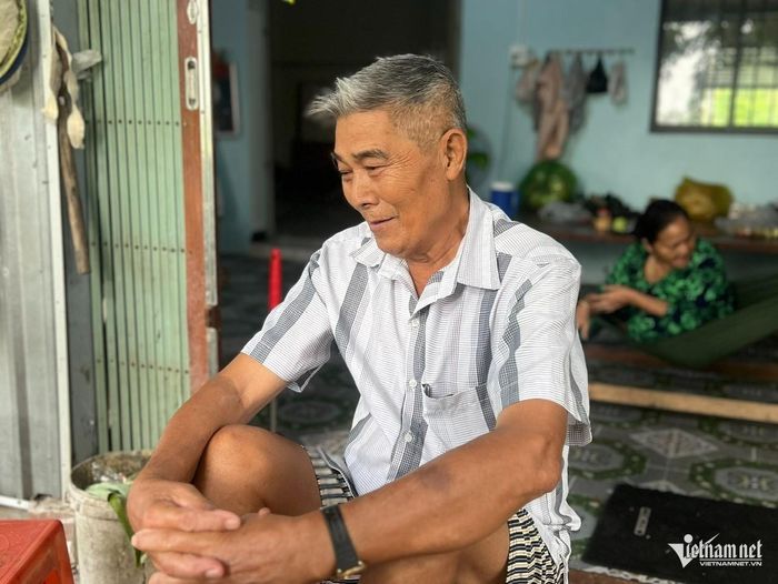 Cựu chiến binh Lê Văn Chân kể về lịch sử nơi vừa phát hiện ba bộ hài cốt liệt sĩ. Ảnh: Ký Long