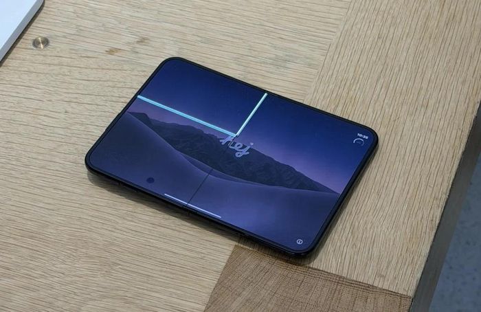 Một chiếc iPhone Duo bị hỏng tại một cửa hàng Apple ở Toronto. Ảnh: Reddit/PhoneArena