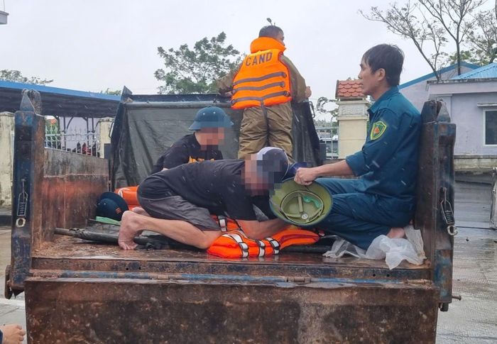 Lực lượng chức năng sử dụng xe tải để đưa các nạn nhân trong vụ ngạt khí đi cấp cứu giữa mưa lũ ngày 28/10/2025. Ảnh: N.X