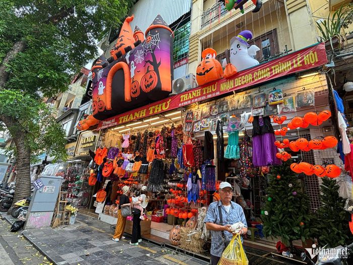 Cửa hàng bán đồ Halloween thưa thớt khách dù đã cận kề ngày 31/10
