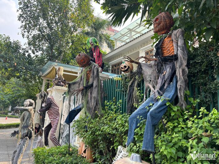 Tường rào ken đặc đồ trang trí Halloween