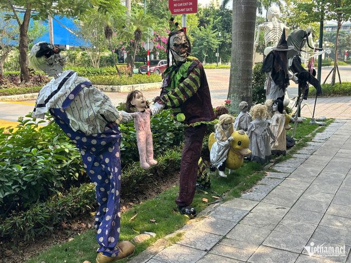 Đồ trang trí Halloween được bố trí phía trước một căn biệt thự trong khu đô thị ở Hà Nội