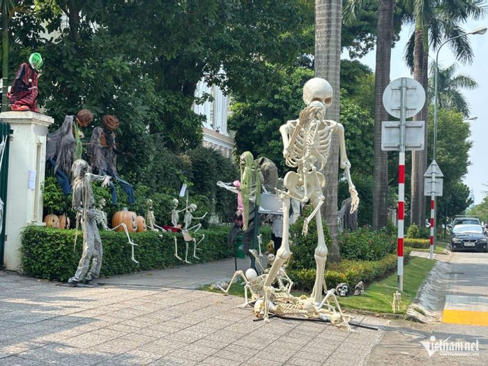 Không gian trang trí hướng ra đường, nơi nhiều người thường xuyên qua lại