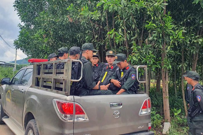 Cảnh sát tiến vào rừng truy bắt phạm nhân bỏ trốn. Ảnh: Xuân Ngọc