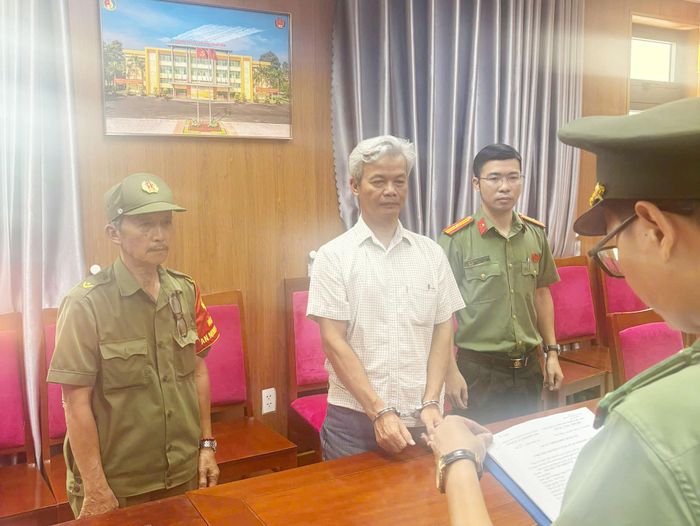 Cơ quan An ninh điều tra Công an TP Đà Nẵng tống đạt các quyết định đối với Trương Văn Thiên Tư. Ảnh: Anh Khanh